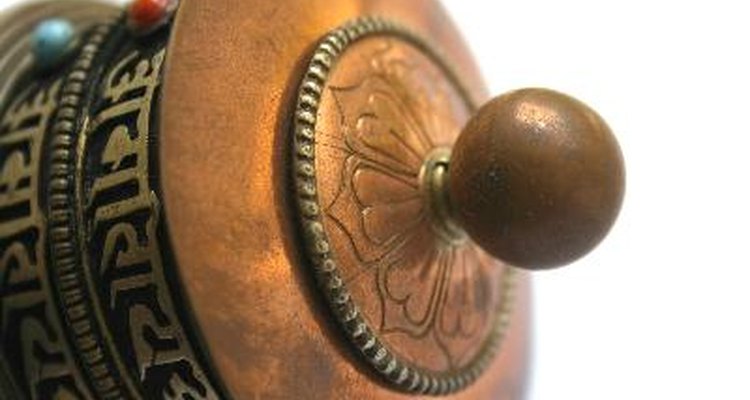 Escritos tibetanos plasmados en un recipiente de bronce