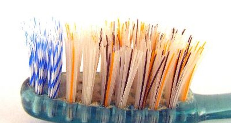 Usa un cepillo de dientes para quitar las manchas pegadas.
