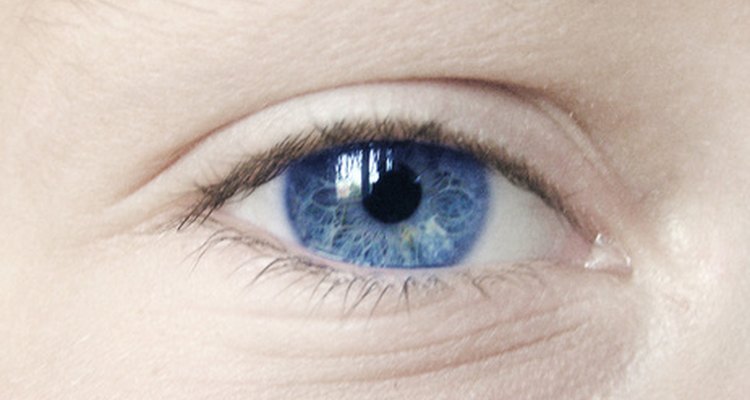 Las partículas en el ojo pueden ser dolorosas y molestas.