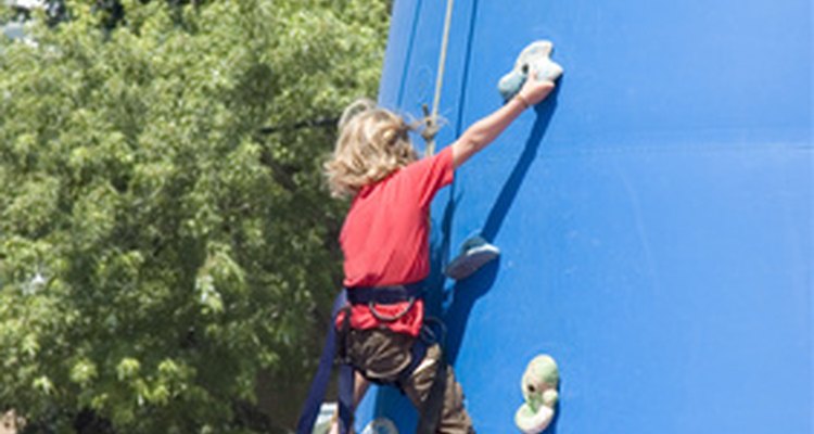 Una pared de escalada provee un buen comienzo para un futuro escalador de montañas.