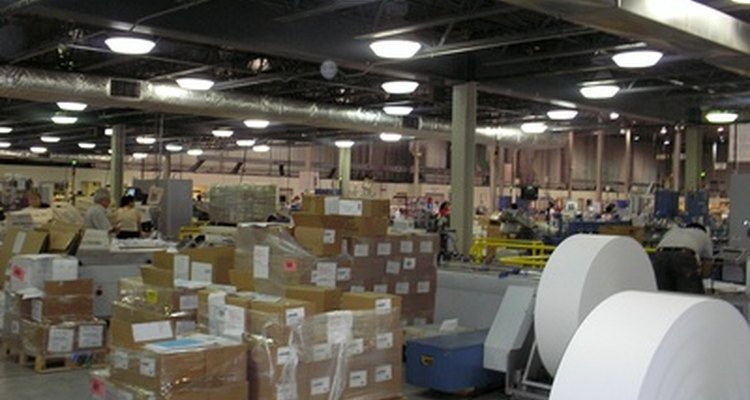 Los empleados de almacén mueven los materiales a través de la tienda o compañía.