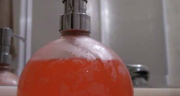El jabón líquido con un dispensador de bomba es más limpio y más atractivo que una barra de jabón usada.