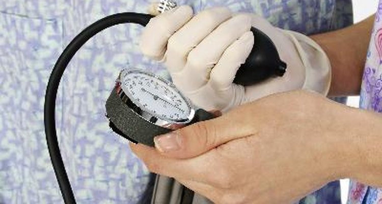 A hipertensão pode tanto causar doenças como ser um sinal de uma doença primária, e por isso, a importância da monitorização de pressão arterial