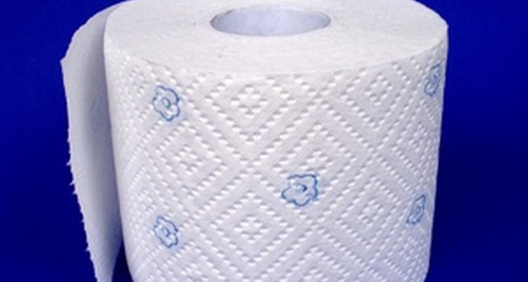 Las toallas de papel recogerán el pegamento una vez que se suelte.
