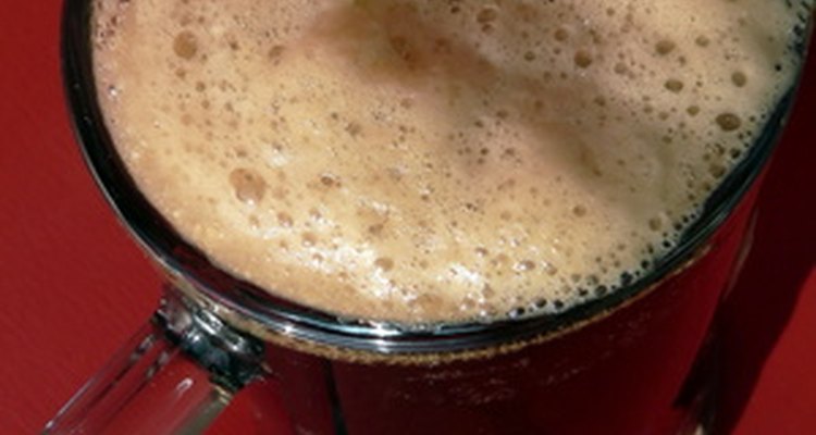 La cerveza de raíz es oscura y burbujeante con una tapa espumosa.