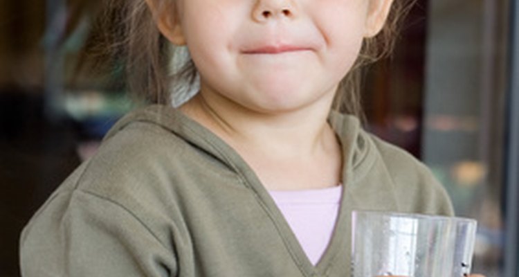 La mayoría de los niños no beben suficiente agua cada día.