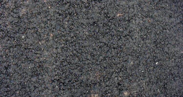 El asfalto es la superficie sólida más común para los estacionamientos.