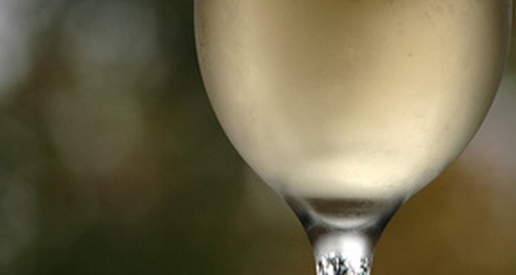 Puedes identificar el diseño da las copas de cristal de Baccarat.