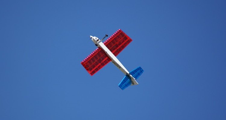 Um avião propulsionado por elástico é divertido de construir e é uma ferramenta educativa