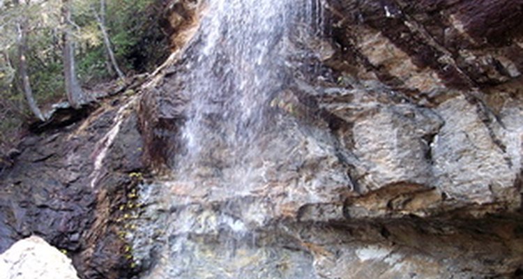 Crea una cascada natural con piedras recogidas del área.
