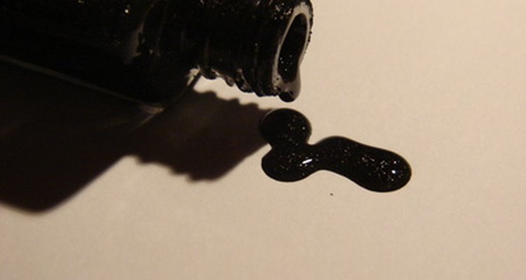 Un top coat mantendrá la apariencia brillante de los colores oscuros (como el negro) durante más tiempo.