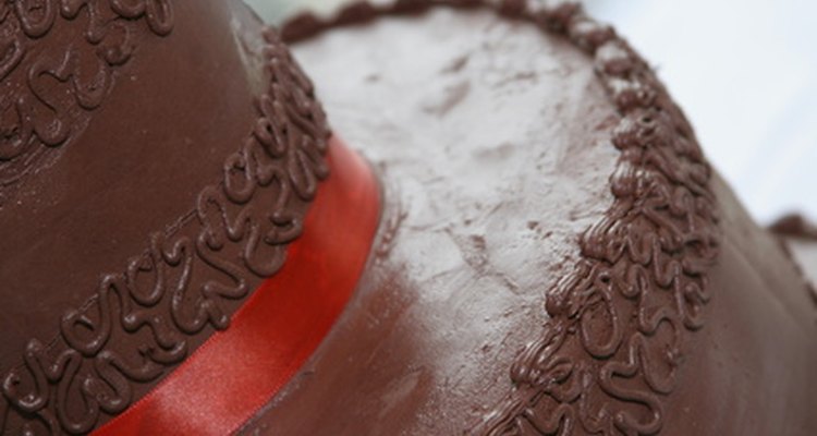 Piensa en la decoración del pastel de bodas con una salsa de chocolate.