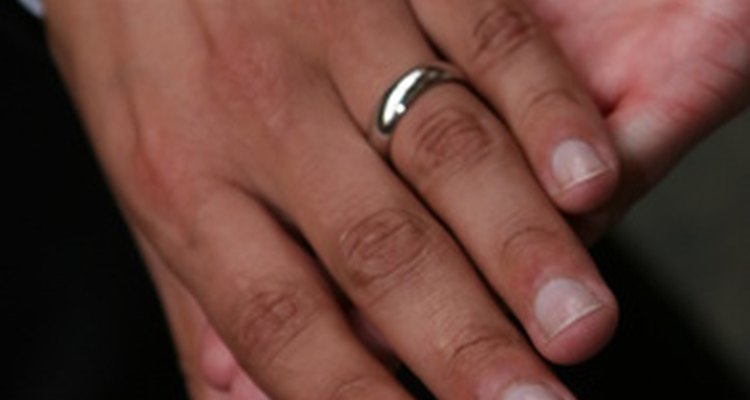 Las uñas sanas y atractivas mejoran la apariencia de un hombre.