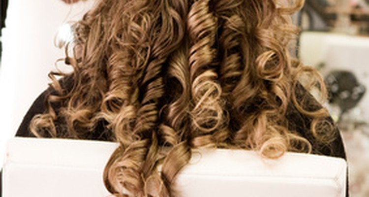 El cabello rizado cae en largos bucles o rizos apretados.