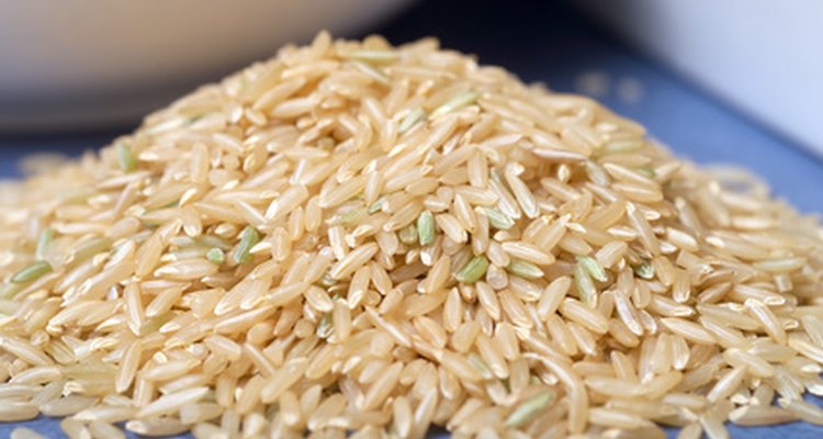 Las cáscaras fibrosas se eliminan del arroz para obtener un producto más tierno.