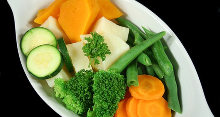 Cocinar los vegetales al vapor mantiene los nutrientes intactos.