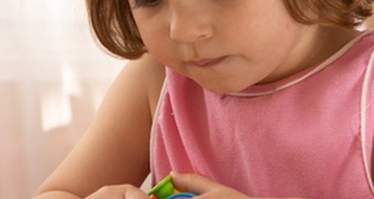 Los niños de preescolar aprenden a desarrollar las habilidades motoras finas necesarias para escribir.