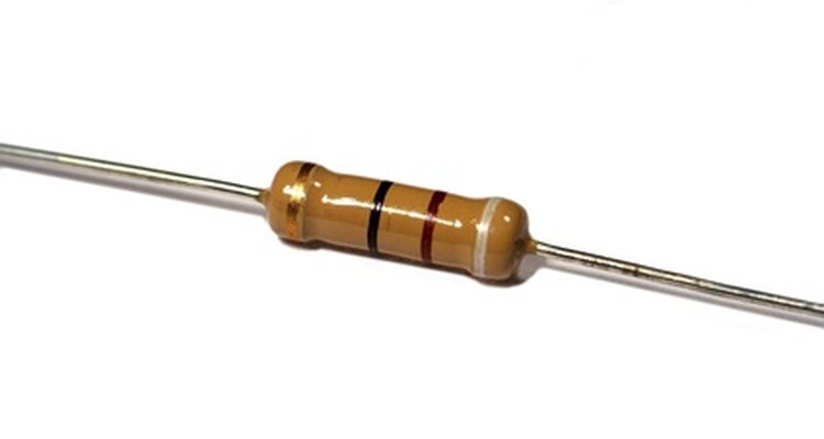 Un resistor con una banda dorada de 5% de resistencia.