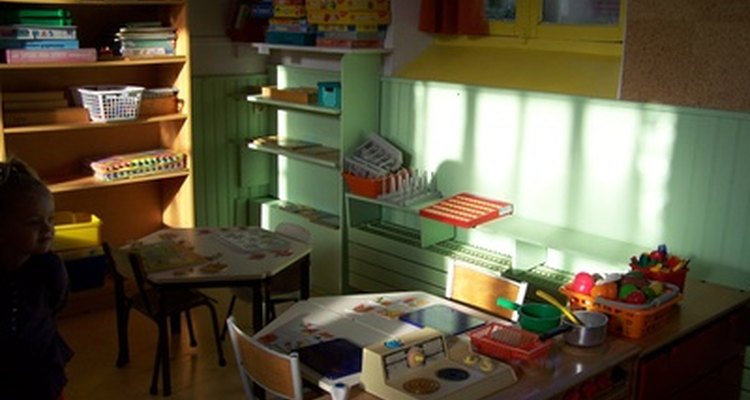 Las actividades Montessori requieren el colocar los materiales en estantes para que los niños puedan tomarlos.