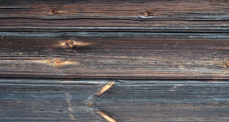 Los tratamientos para madera ayudan a extender la vida útil de tus estructuras exteriores de madera.