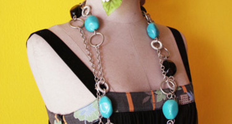 Usa tus piezas de joyería favoritas para inspirar el patrón de tus cordones.