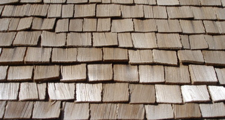 Las tejas de madera se han usado durante cientos de años para proteger las casas de la exposición a la lluvia.