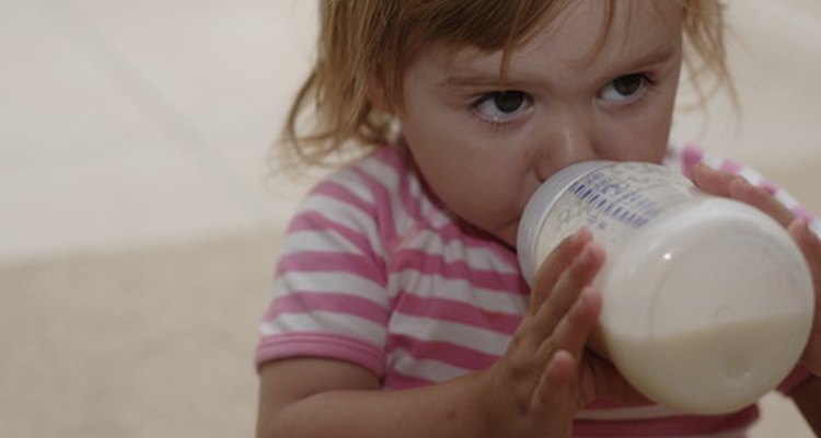 Los niños pequeños usualmente están listos para consumir leche de vaca después de su primer cumpleaños.