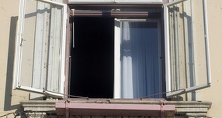 Uma janela aberta deixa escapar o ar frio de uma casa refrigerada por ar-condicionado