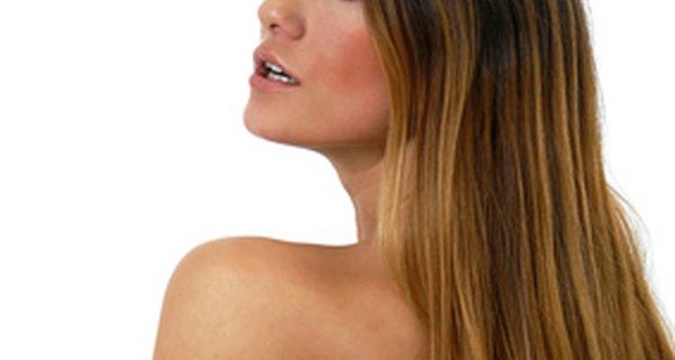Esconda a acne nas costas com cabelo longo, maquiagem ou bronzeado