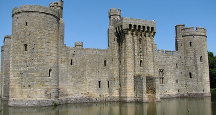 Pode existir um fosso entre o muro externo e o terreno do castelo