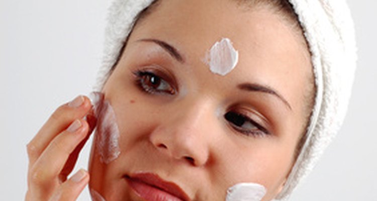 Muitas vezes presente em cremes dermatológicos clareadores, a hidroquinona pode causar danos permanentes na pele, se não utilizada corretamente