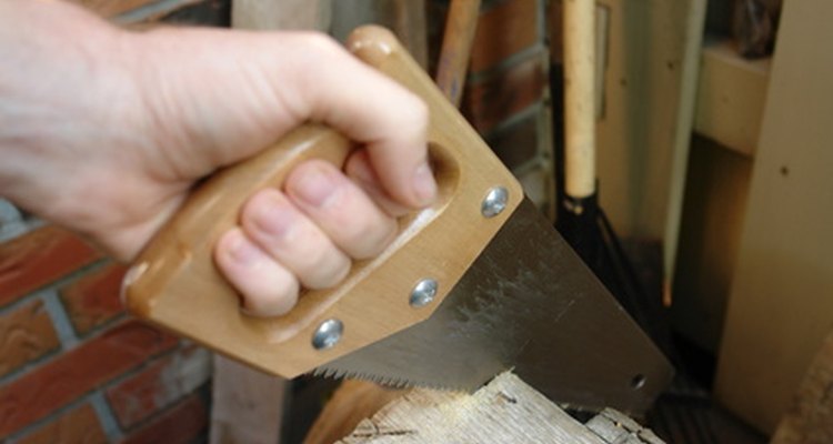 Corta las piezas de madera con cuidado.