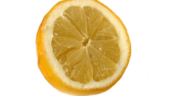 Esfregue limão diretamente sobre a pele para clarear um bronzeado