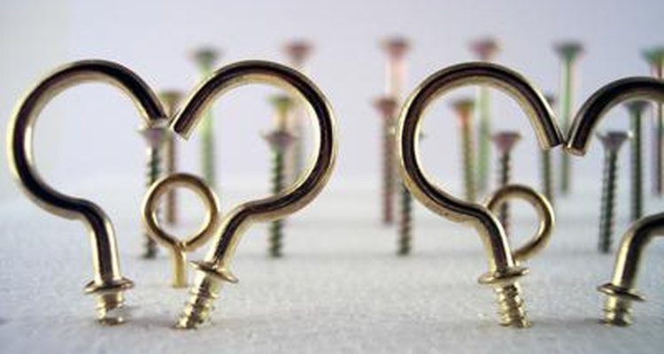 Use parafusos de gancho que sejam completamente fechados e com cerca de 2,5 cm