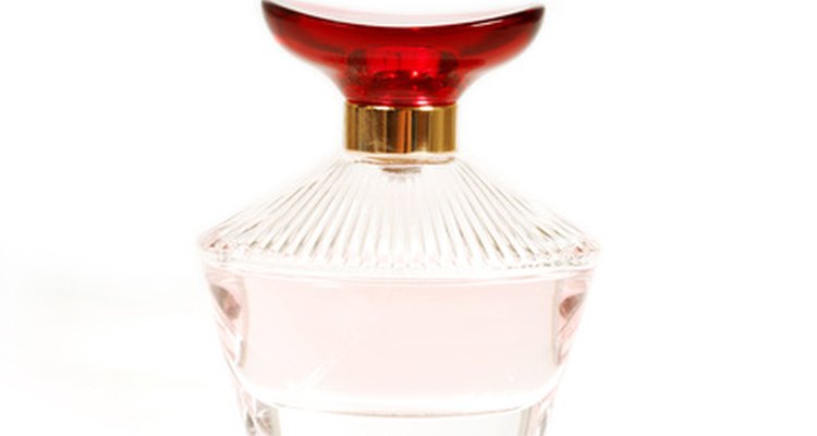 O cheiro que fica nos frascos de perfumes pode lhe impedir de reutilizá-lo com seu perfume favorito