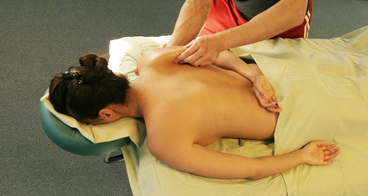 La mayoría de los masajistas terapéuticos reciben entrenamiento formal, para que se familiaricen con los diferentes tipos de masajes.