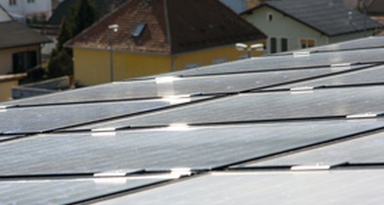Los paneles solares convierten la luz del sol en electricidad.