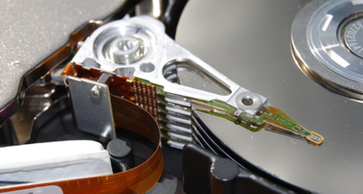 Um dos usos de IDE e SATA é conectar discos rígidos aos computadores