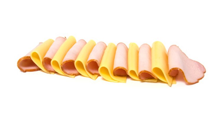 Bandejas de frios com queijo e presunto podem ser opções econômicas para festas