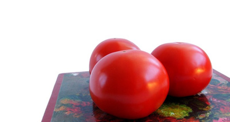 A bruschetta é tradicionalmente coberta com tomates, ervas e azeite de oliva