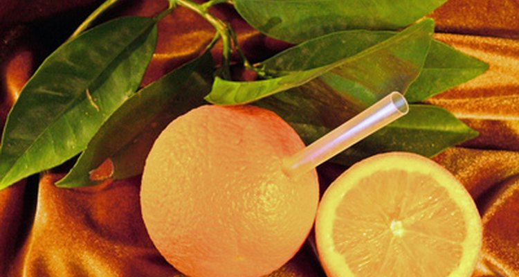Elegir una naranja entera en lugar de jugo de naranja te puede ayudar a sentirte más satisfecha por más tiempo.