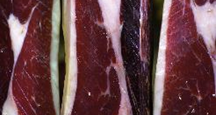 El prosciutto es un jamón curado italiano que originalmente proviene de la región de Parma.
