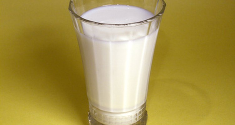O leite estragado pode parecer que deve ser jogado fora, mas ele possui seus usos.