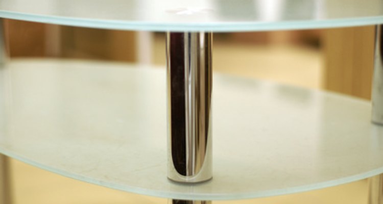 Uma tinta em spray muda o vidro comum da mesa de centro para uma cor que combine com os acessórios