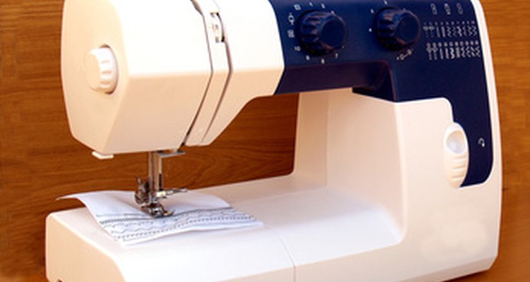 Uma máquina de costura faz com que o reparo seja mais seguro do que com a costura à mão