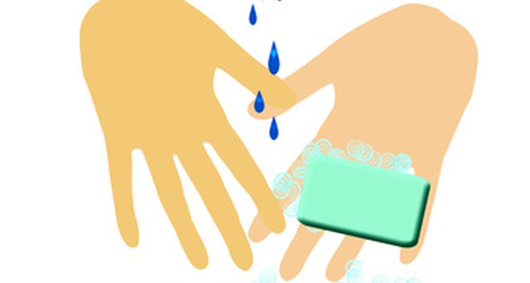 El jabón y el agua y los geles sanitizadores son dos opciones para limpiar tus manos.