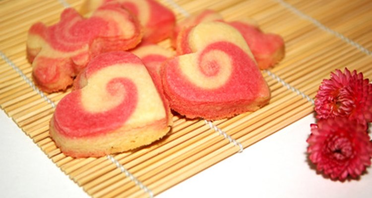Também é possível decorar os biscoitos tingindo uma parte da massa e fazendo uma espiral antes de assar