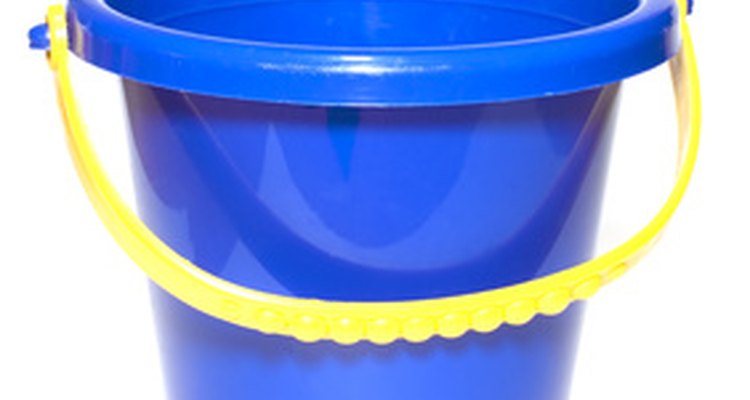 Diversos tipos de tinta podem se fixar em um balde de plástico