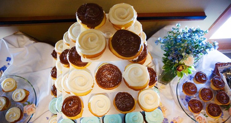 Os cupcakes ficam irresistíveis com cobertura de caramelo