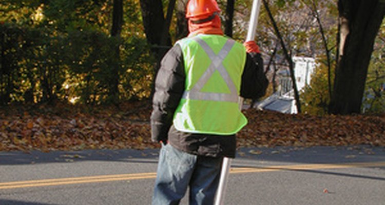 Es obligatorio que este trabajador de la carretera utilice su chaleco reflectante.